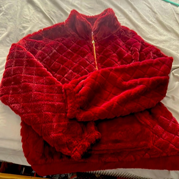 It’s a red jacket it has a working zipper. Very soft and comfortable. - Picture 1 of 3